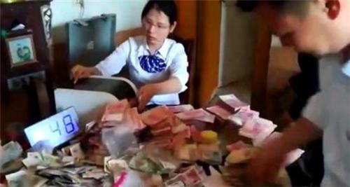 丈夫女兒早逝！孤寡老人「天天吃鹹菜度日」不捨花錢看病　走後卻留下百萬遺產「6人清點3小時」