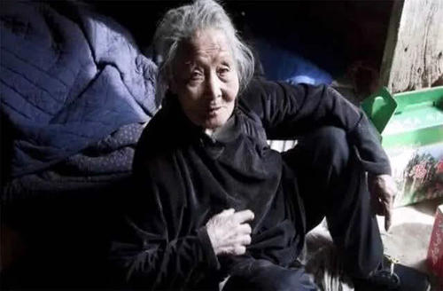 丈夫女兒早逝！孤寡老人「天天吃鹹菜度日」不捨花錢看病　走後卻留下百萬遺產「6人清點3小時」