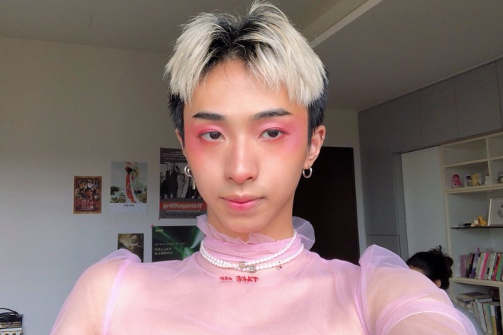 18歲哈利再曬女裝照！「粉色紗裙＋桃花妝」狂凹造型自信滿　媽媽伊能靜發聲表態