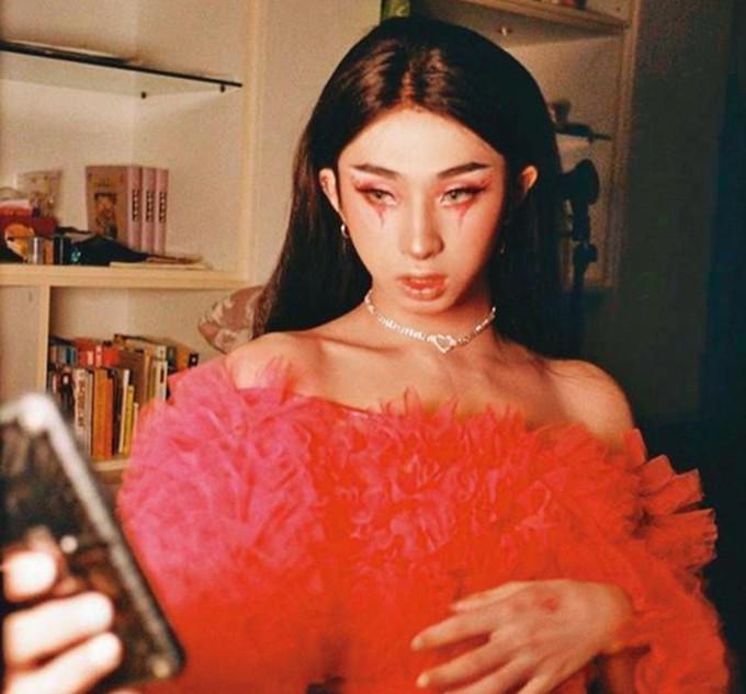 18歲哈利再曬女裝照！「粉色紗裙＋桃花妝」狂凹造型自信滿　媽媽伊能靜發聲表態