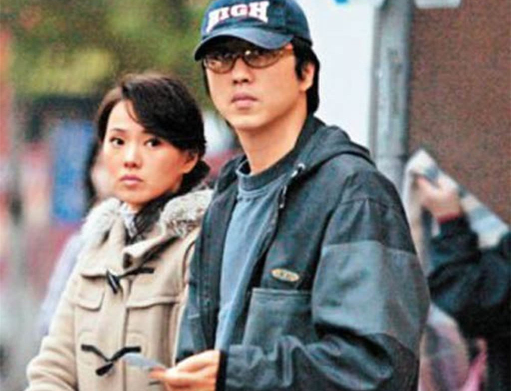 18歲哈利再曬女裝照！「粉色紗裙＋桃花妝」狂凹造型自信滿　媽媽伊能靜發聲表態