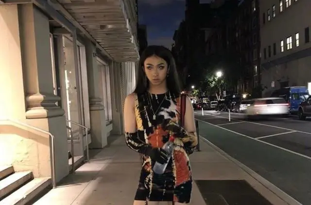 伊能靜哈林兒再曬女裝照！18歲哈利PO文「稱永遠都是女生日」　穿粉紗裙+少女妝容「狂凹造型」超自信