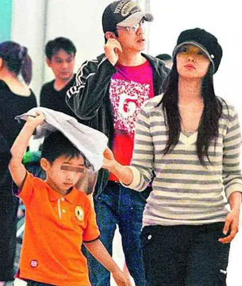 伊能靜哈林兒再曬女裝照！18歲哈利PO文「稱永遠都是女生日」　穿粉紗裙+少女妝容「狂凹造型」超自信
