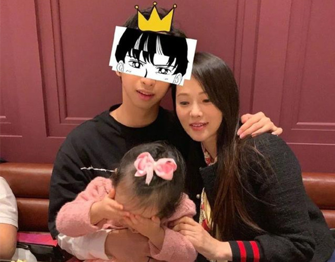 伊能靜哈林兒再曬女裝照！18歲哈利PO文「稱永遠都是女生日」　穿粉紗裙+少女妝容「狂凹造型」超自信