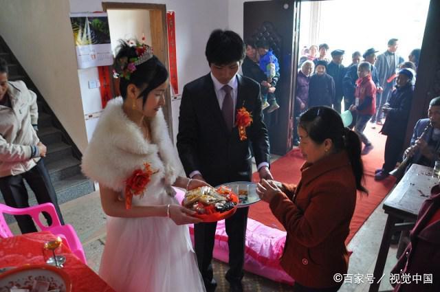 婚都結了諒她不敢生氣！新郎換走岳父的「酒」　結果婚禮變悲劇「新娘氣到哭」：你不值得託付