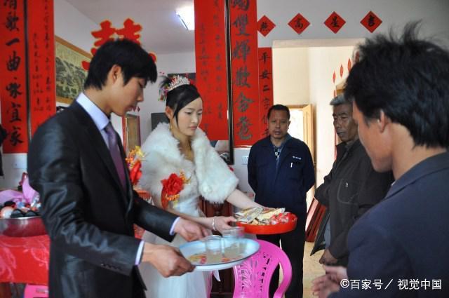 婚都結了諒她不敢生氣！新郎換走岳父的「酒」　結果婚禮變悲劇「新娘氣到哭」：你不值得託付