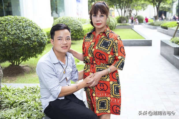 為愛改頭換臉！62歲老妻為嫁「26歲小丈夫」斥巨資去整容　「臉腫得像豬頭完全扭曲」也不後悔：我相信技術