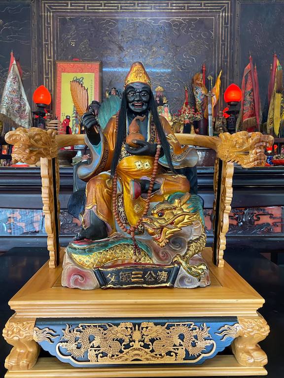 第三胎生不下去！濟公降駕答應「我會保護妳」　去醫院睡著「醒來看手機愣住」：祂真的履行承諾