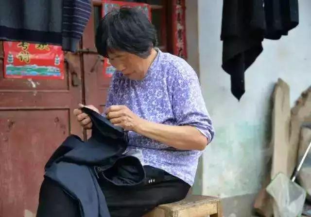 媽媽離開3年！他吃喜宴返鄉「景物依舊父母卻不在」　「最熟悉的家卻成客人」接兒電話淚流滿面