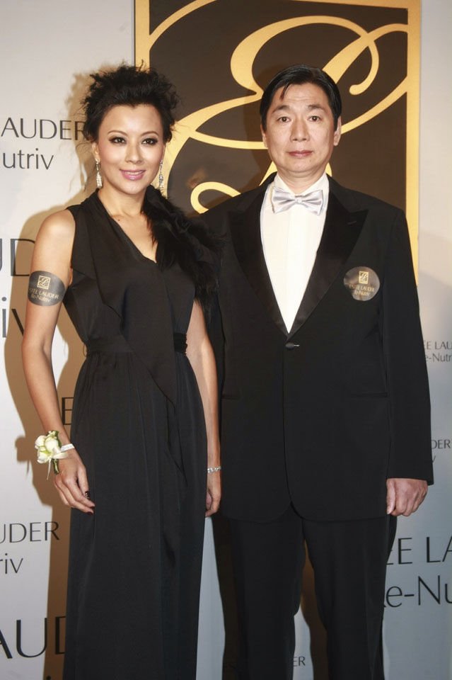 人生由苦轉甜！電眼美人失婚二嫁「無名港姐躍升台灣豪門」　擁龍鳳胎曝「23年恩愛秘訣」：從來不管丈夫