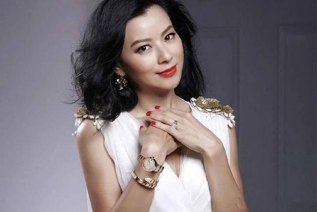 人生由苦轉甜！電眼美人失婚二嫁「無名港姐躍升台灣豪門」　擁龍鳳胎曝「23年恩愛秘訣」：從來不管丈夫