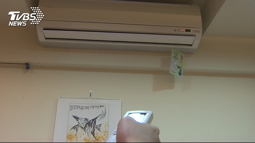 冷氣師傅大遲到！上門安裝一半「還借廁所躲超久」狂開水龍頭　她開門「心裡頓時發毛」網憂：快檢查