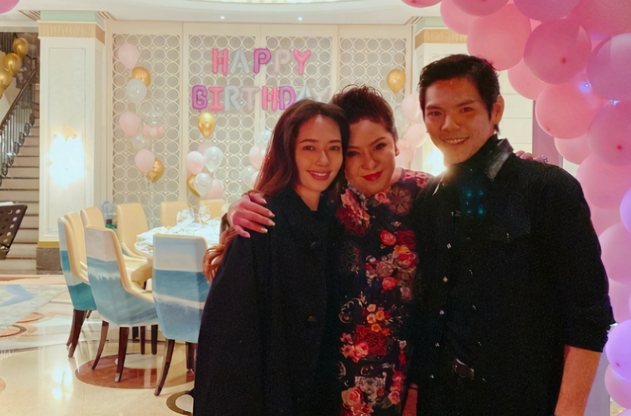 郭碧婷深夜挺大肚帶婆婆吃夜宵！重金包下「豪華酒店套房」　一看房費全網羨慕：好想住喔 