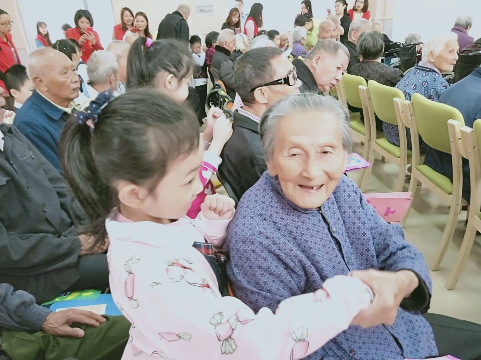 90歲曾祖母坐地板縫被子！1歲小曾孫上前「撒嬌搗亂」不安分　下秒老人「無奈應對」暖化網心：畫面好溫馨