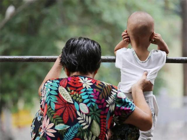 90歲曾祖母坐地板縫被子！1歲小曾孫上前「撒嬌搗亂」不安分　下秒老人「無奈應對」暖化網心：畫面好溫馨