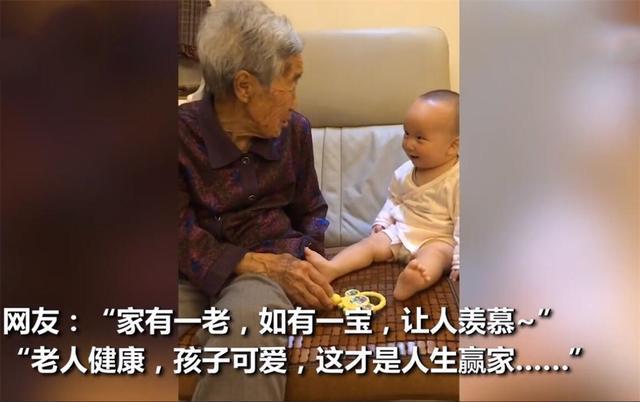 90歲曾祖母坐地板縫被子！1歲小曾孫上前「撒嬌搗亂」不安分　下秒老人「無奈應對」暖化網心：畫面好溫馨