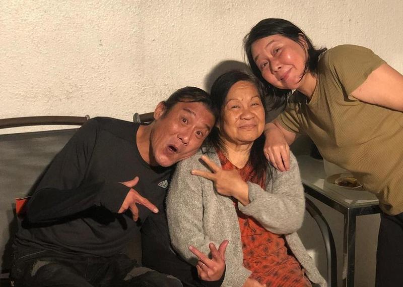 換我照顧你！梁家輝女兒得知「保姆患重病」天天陪去醫院　「康復出院」全家開心到不行
