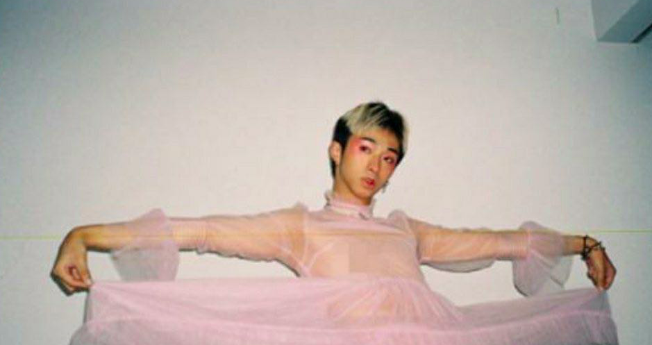 不懼大眾眼光！庾澄慶兒子再曬女裝照「粉紗裙+桃花妝」氣質妖嬈　大膽追求自我：做自己就好