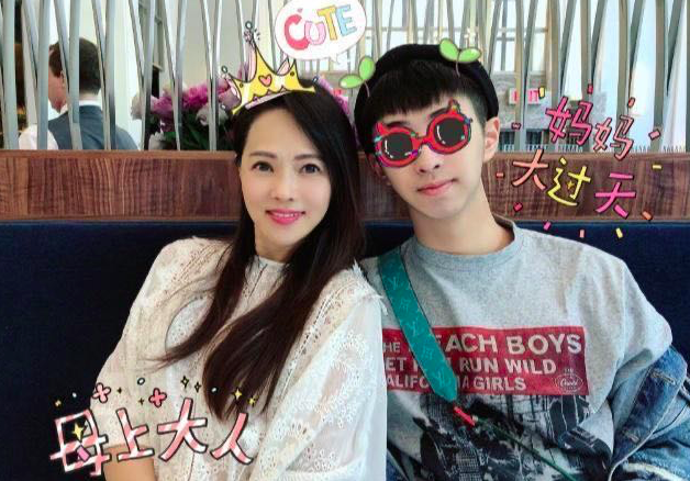 不懼大眾眼光！庾澄慶兒子再曬女裝照「粉紗裙+桃花妝」氣質妖嬈　大膽追求自我：做自己就好