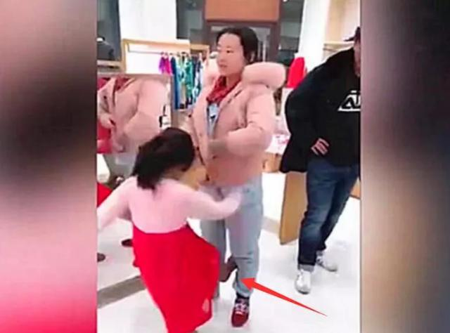 忘給女兒買飲料！寶媽被4歲女兒「連踹3腳」　爸爸隨後的舉動「引人深思」路人支持：絕不能慣著