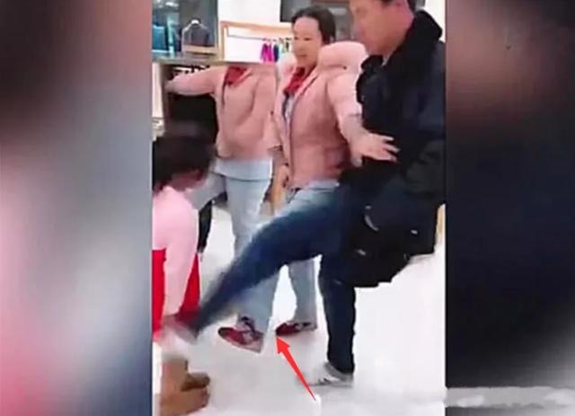 忘給女兒買飲料！寶媽被4歲女兒「連踹3腳」　爸爸隨後的舉動「引人深思」路人支持：絕不能慣著