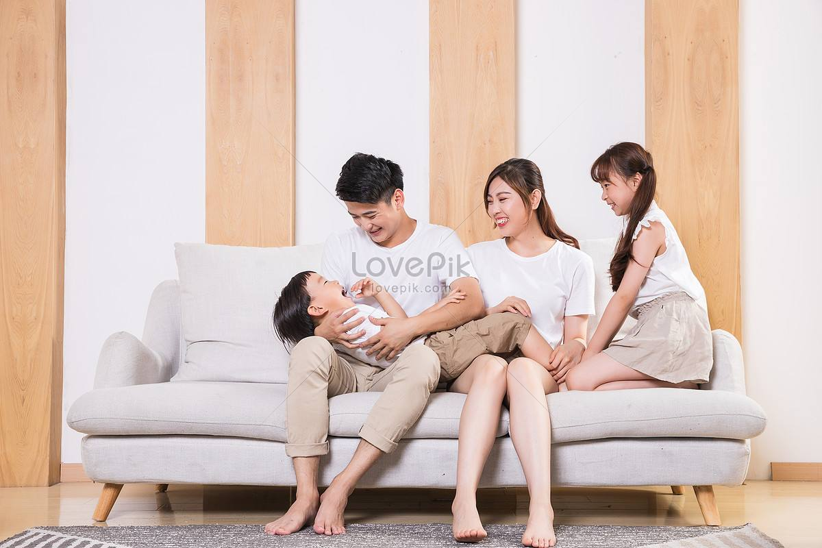 忘給女兒買飲料！寶媽被4歲女兒「連踹3腳」　爸爸隨後的舉動「引人深思」路人支持：絕不能慣著