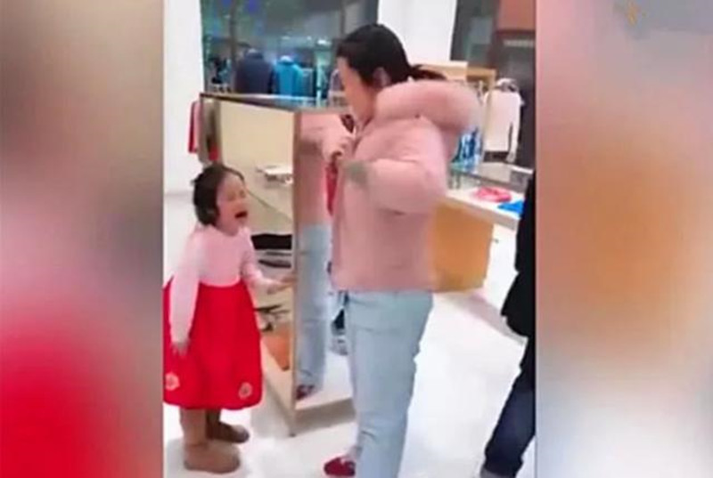 忘給女兒買飲料！寶媽被4歲女兒「連踹3腳」　爸爸隨後的舉動「引人深思」路人支持：絕不能慣著