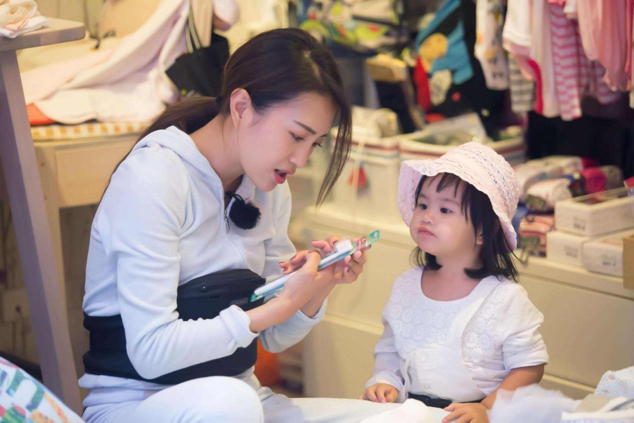 媽媽廚房做飯走不開！6歲兒下樓買1袋鹽「卻花掉5倍價錢」　寶媽怒找超市質問「查看監控後」羞愧道歉