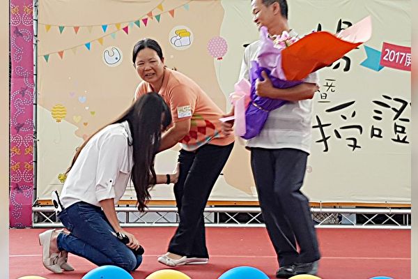 不忘養育恩！住寄養家庭半年「突然被生母帶走」　苦尋20年重逢「當場下跪叩謝」：無私的愛成就了我