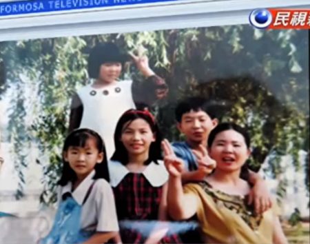不忘養育恩！住寄養家庭半年「突然被生母帶走」　苦尋20年重逢「當場下跪叩謝」：無私的愛成就了我