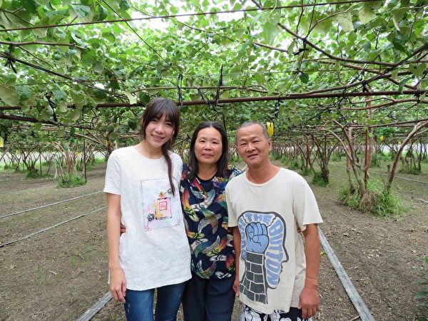 不忘養育恩！住寄養家庭半年「突然被生母帶走」　苦尋20年重逢「當場下跪叩謝」：無私的愛成就了我