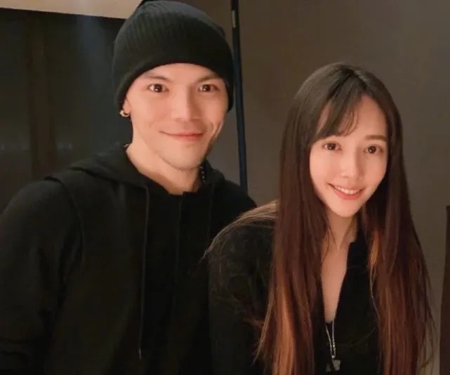 預期10月臨盆！郭碧婷素顔現身街頭「 頭髮凌亂 」略顯倦容　孕肚又大又圓「向佐全程摟腰呵護」超貼心
