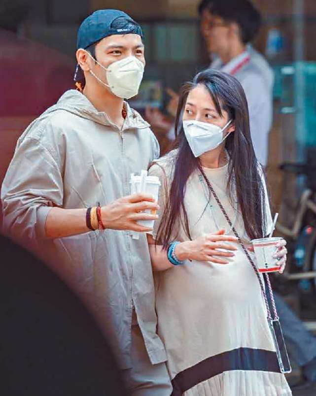 預期10月臨盆！郭碧婷素顔現身街頭「 頭髮凌亂 」略顯倦容　孕肚又大又圓「向佐全程摟腰呵護」超貼心