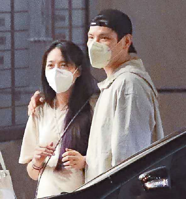 預期10月臨盆！郭碧婷素顔現身街頭「 頭髮凌亂 」略顯倦容　孕肚又大又圓「向佐全程摟腰呵護」超貼心