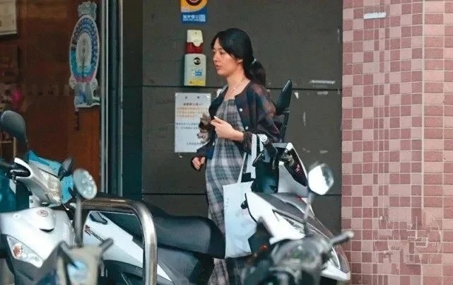 預期10月臨盆！郭碧婷素顔現身街頭「 頭髮凌亂 」略顯倦容　孕肚又大又圓「向佐全程摟腰呵護」超貼心