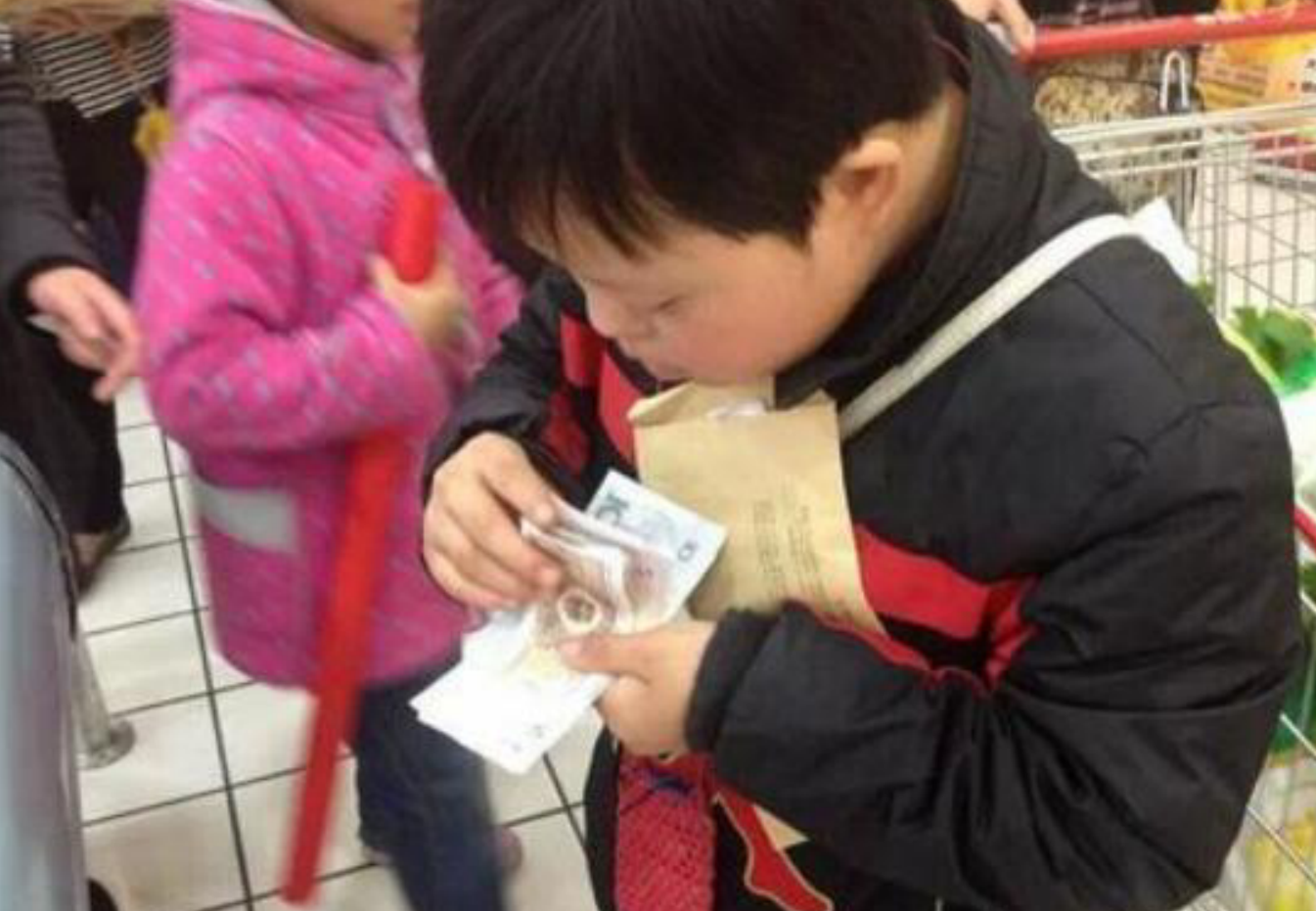 媽媽廚房做飯走不開！6歲兒下樓買1袋鹽「卻花掉5倍價錢」　寶媽怒找超市質問「查看監控後」羞愧道歉