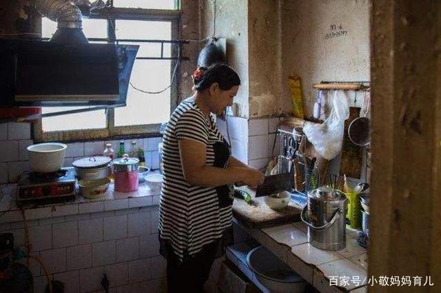 媽媽廚房做飯走不開！6歲兒下樓買1袋鹽「卻花掉5倍價錢」　寶媽怒找超市質問「查看監控後」羞愧道歉