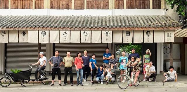11位陌生人合租「302坪老院」過得像退休養老　院內應有盡有「下班後喝茶聊天」生活好愜意
