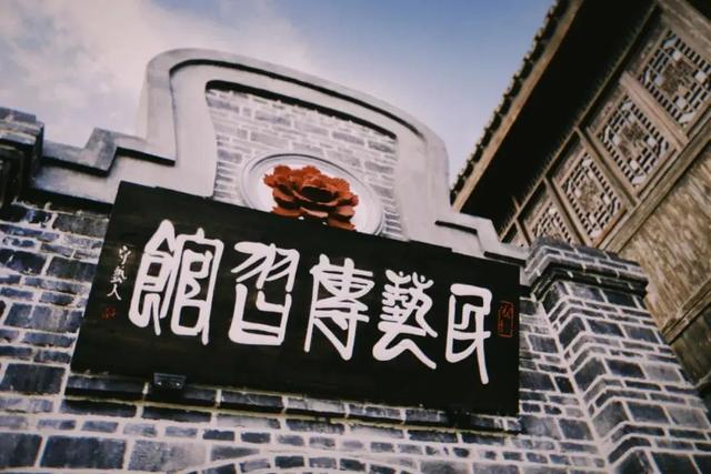 11位陌生人合租「302坪老院」過得像退休養老　院內應有盡有「下班後喝茶聊天」生活好愜意