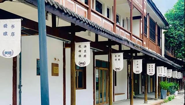 11位陌生人合租「302坪老院」過得像退休養老　院內應有盡有「下班後喝茶聊天」生活好愜意