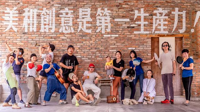 11位陌生人合租「302坪老院」過得像退休養老　院內應有盡有「下班後喝茶聊天」生活好愜意