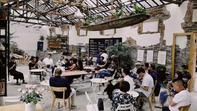 11位陌生人合租「302坪老院」過得像退休養老　院內應有盡有「下班後喝茶聊天」生活好愜意