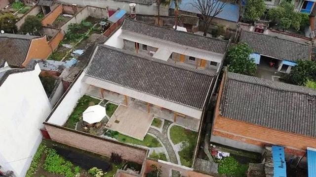 11位陌生人合租「302坪老院」過得像退休養老　院內應有盡有「下班後喝茶聊天」生活好愜意