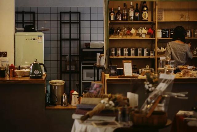 11位陌生人合租「302坪老院」過得像退休養老　院內應有盡有「下班後喝茶聊天」生活好愜意