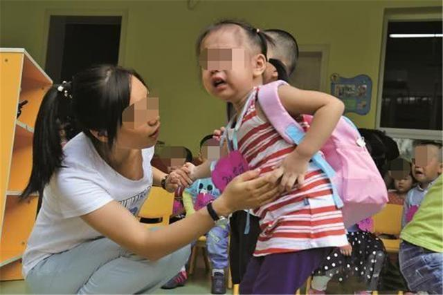 3歲女孩被丟幼兒園！3天「家沒人來接」　老師翻開書包後「紅了眼圈」心疼喊：爸媽心真大啊