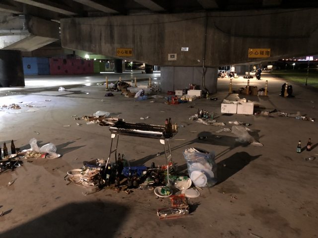 清潔隊花3小時撿完！60人公園辦烤肉趴「留滿地垃圾就走」　店家被肉搜「出面回應了」：已付出代價