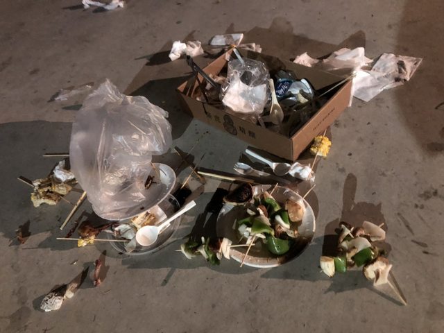 清潔隊花3小時撿完！60人公園辦烤肉趴「留滿地垃圾就走」　店家被肉搜「出面回應了」：已付出代價