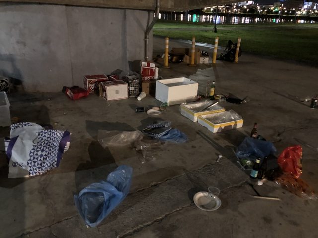 清潔隊花3小時撿完！60人公園辦烤肉趴「留滿地垃圾就走」　店家被肉搜「出面回應了」：已付出代價