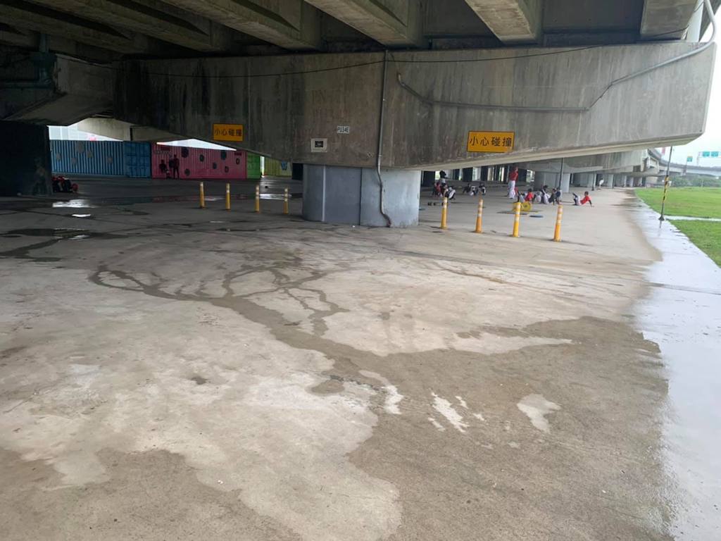 清潔隊花3小時撿完！60人公園辦烤肉趴「留滿地垃圾就走」　店家被肉搜「出面回應了」：已付出代價