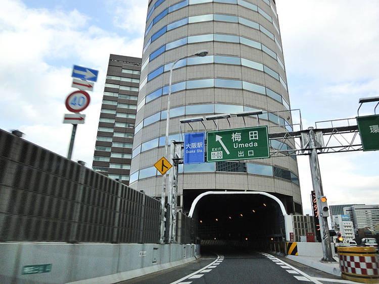 最狂釘子戶！政府出手「讓高速公路開進辦公大樓」　破天荒設計「中間直接挖一個洞」掛保證：住戶很安全